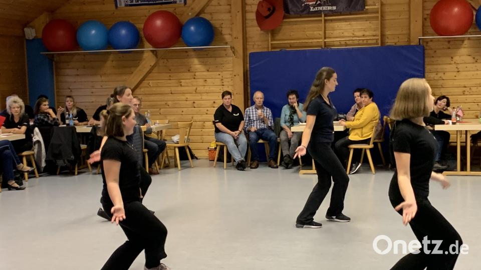 Tänzerinnen der Ursulapoppenrichter Newmill-Liners jeweils bei einem Prüfungstanz Bild: Katja Stiegler/exb