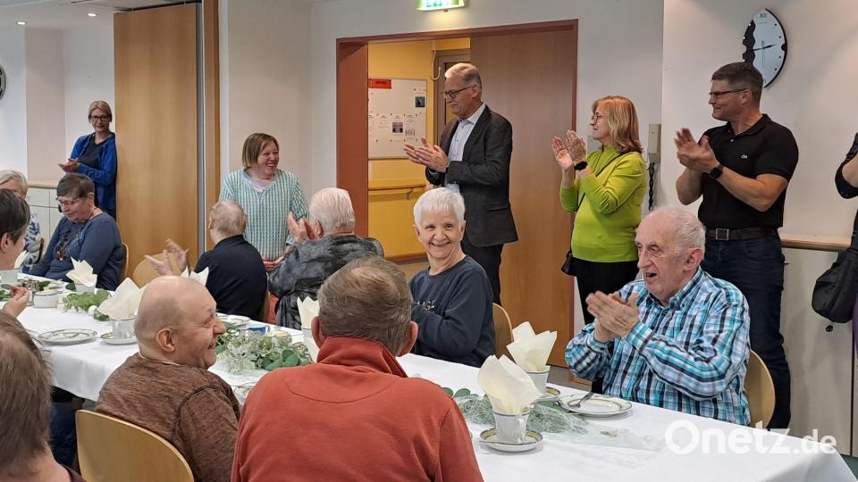 Applaus für den gelungenen Nachmittag. Die Menschen des HPZ-Wohnheims freuen sich. Bild: fz