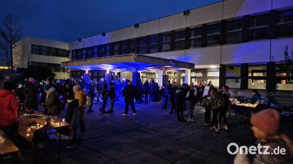 Der Adventsmarkt der Hans-Scholl-Realschule lockt viele Besucher an. Bild: Stefanie Müller/exb