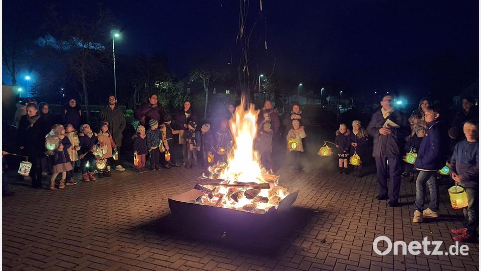 Um das Martinsfeuer versammelen sich Pfarrer, Erzieher und Kinder. Bild: lep