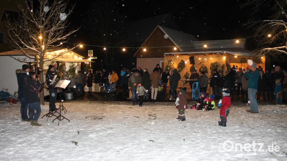 Schneefall und stimmungsvolle Weihnachtslied-Klassiker: Beim Christbaumfest auf dem Preißacher Schützenplatz passte das Ambiente perfekt. Bild: bjp