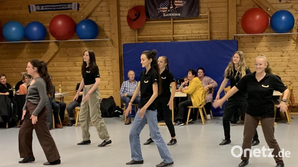 eine Wackersdorfer Teil-Gruppe bei einem Prüfungstanz Bild: Katja Stiegler/exb