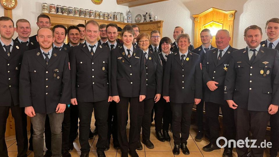 Lehrgangszeugnisse und Leistungsabzeichen gab es für diese Aktiven der Feuerwehr Holnstein-Mittelreinbach. Bild: lei