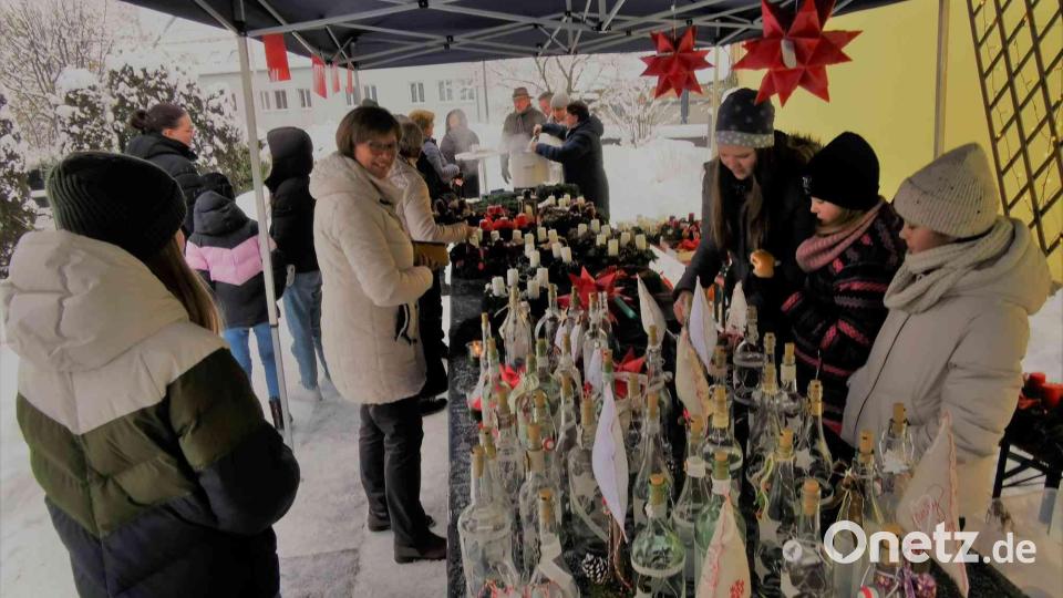 Die Ministrantinnen boten Adventlichter in Flaschen an. Bild: gz