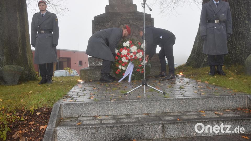 Bürgermeister Karlheinz Budnik und Hauptmann Patrick Pecher legen bei der Gedenkfeier zum Volkstrauertag in Neuhaus einen Kranz nieder. Bild: fz