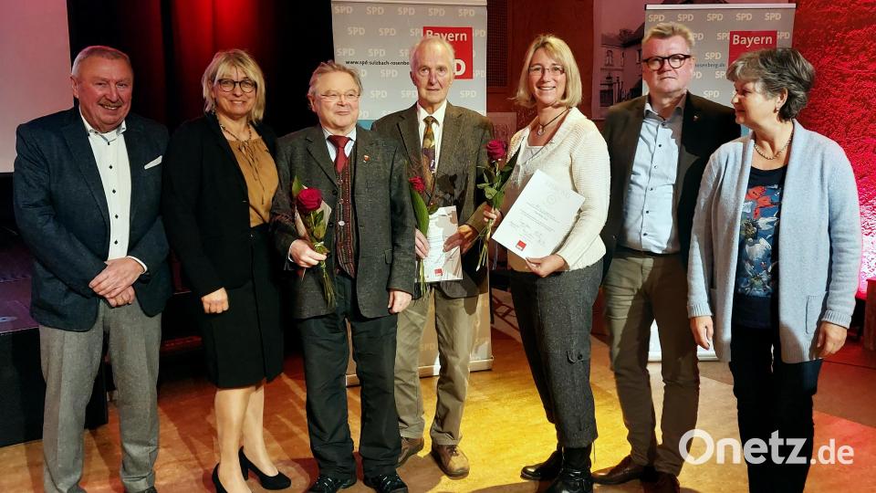Langjährige Mitglieder werden von Mandatsträgern in die Mitte genommen: Von links Fraktionsvorsitzender Joachim Bender), Ortsvereinsvorsitzende Bettina Moser, Gerd Geismann (60 Jahre Mitglied); Helmut Wiesend (40), Heike Graf (25), Erster Bürgermeister Michael Göth sowie Dritte Bürgermeisterin Michael Hildegard Geismann. Bild: mfh