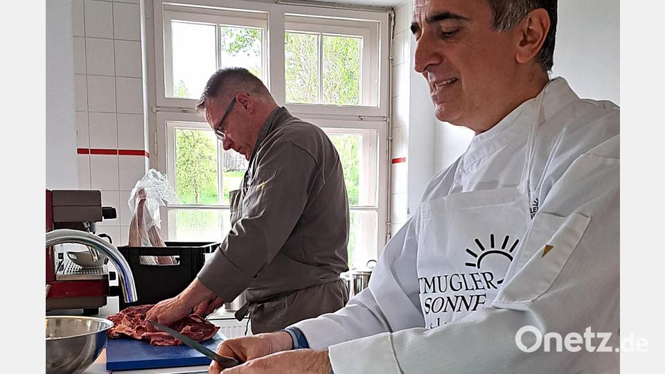 So funktioniert das Projekt &quot;Über den Tellerrand&quot;: Jabar Vaziri (rechts) bereitet mit Profi-Koch Johann Lemberger das Menü vor. Beide waren auch bei der Verleihung des Inklusionspreises in Regensburg dabei. Archivbild: Landratsamt Tirschenreuth/exb