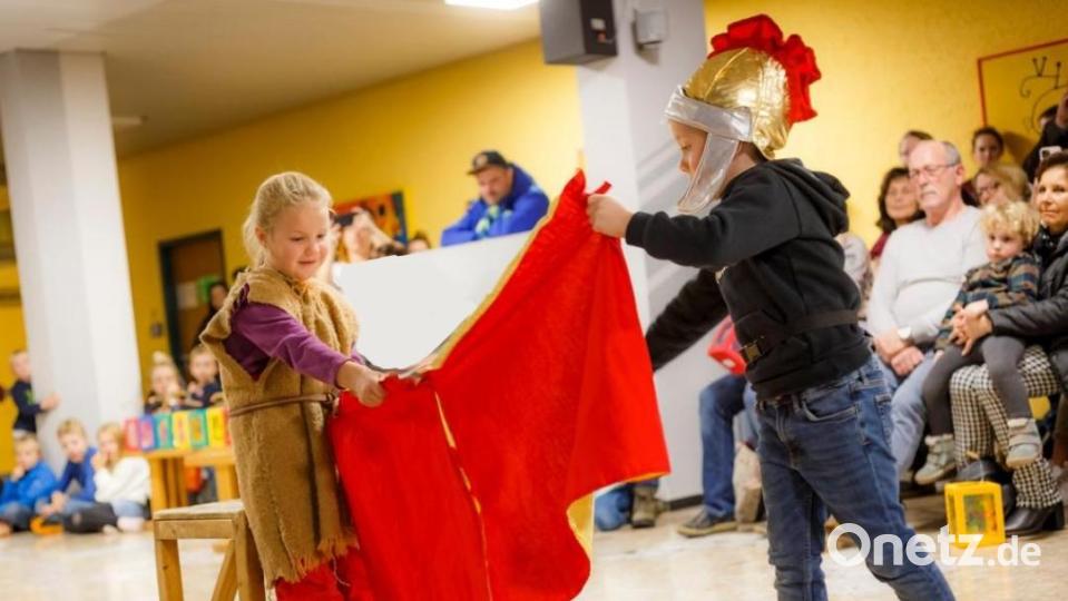 Die Buben und Mädchen des Städtischen Kindergartens zeigten die Legende des heiligen Martin. Bild: Karolin Glatte/exb