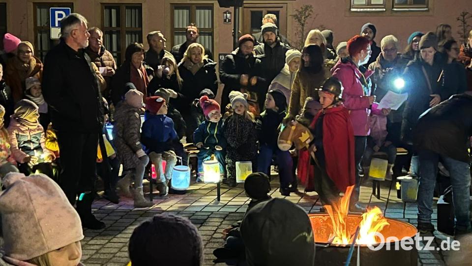 Auf dem Platz hinter dem Dostlerhaus ist die Martinsfeier des Kindergartens Pressath. Bild: xs