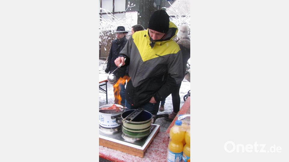 Einen warmen Job hatte der Helfer, der die Feuerzangenbowle zubereitete Bild: sei