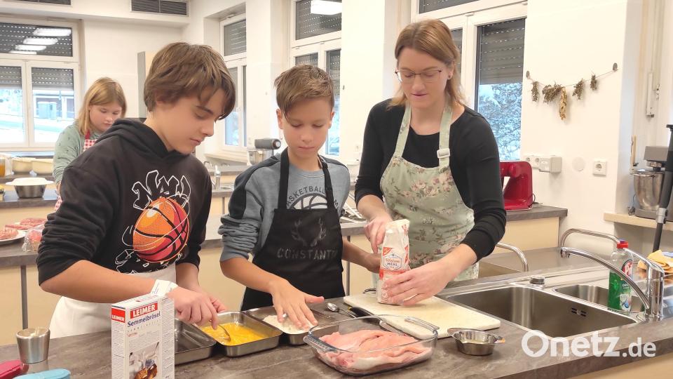 Die Nachwuchsköche an der Panierstraße für Forellenschnitzel. Bild: ARGE Fisch/exb