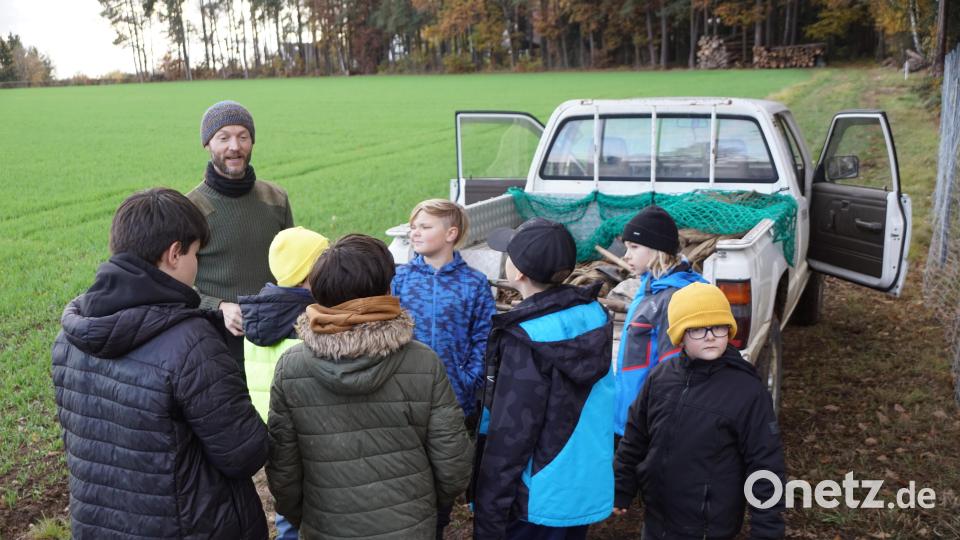 Vor der Pflanzaktion erklärte Forstamtmann Martin Wittmann zuerst den Sinn und das Ziel des Waldumbaus. Bild: bkr