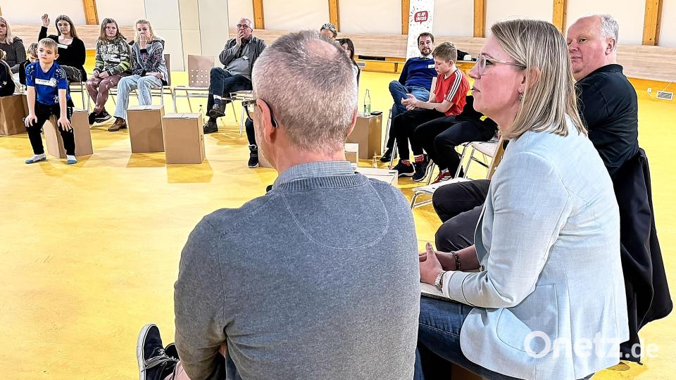 Behördenleiter und Stadträte im Gespräch mit Jugendlichen (vorn, von links): Jugendamtsleiter Thomas Boss (von hinten), Sozialreferentin Susanne Augustin, Stadtrat Klaus Mrasek Bild: Peter Ringeisen