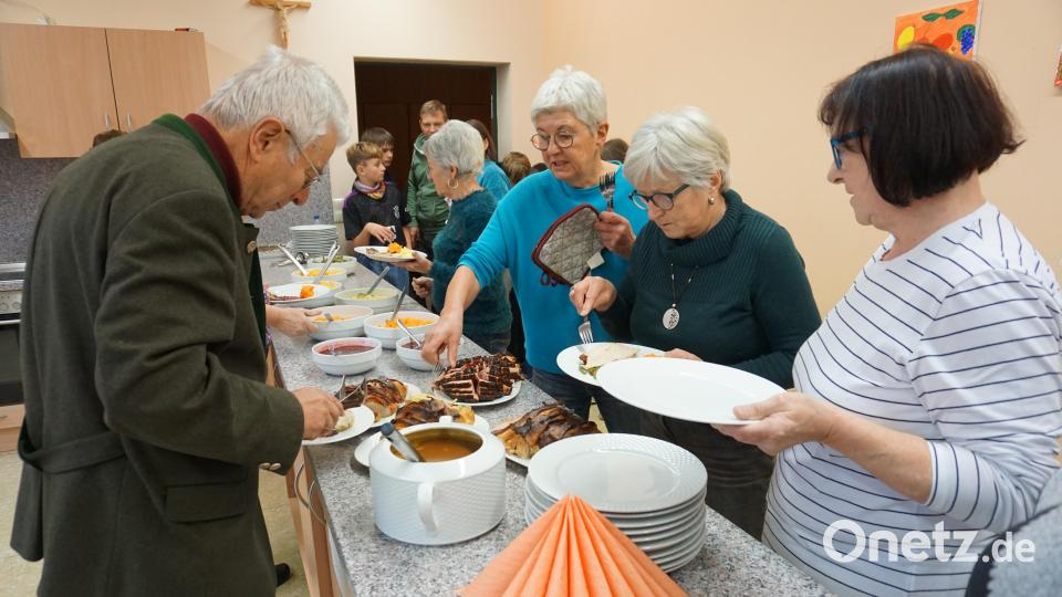 Vertreter des Cheddleton-Clubs ließen sich das Thanksgiving-Essen schmecken. Bild: Mittelschule Mitterteich/exb