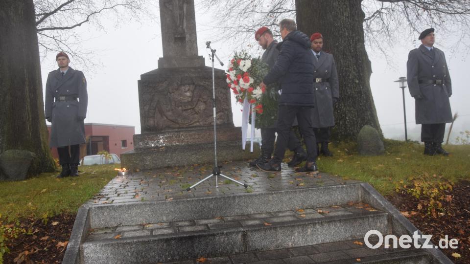 Bürgermeister Karlheinz Budnik und Hauptmann Patrick Pecher legen am Kriegerdenkmal in Neuhaus den Kranz der Stadt nieder. Bild: fz