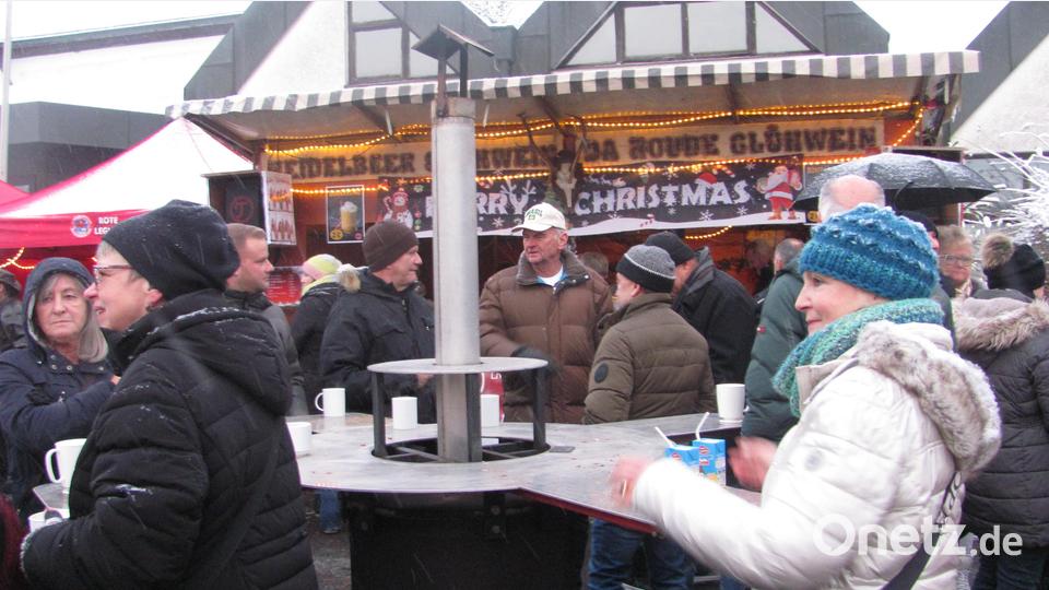 Beliebt waren bei den Besuchern die Tische mit Ofen, eine Wärmequelle um in Ruhe Getränke und Spezialitäten zu genießen. Bild: sei