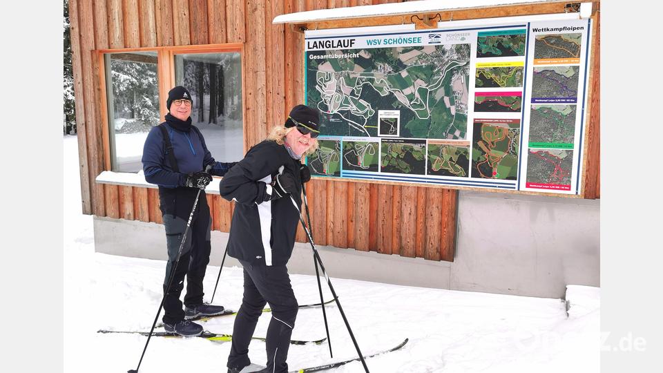 Wo fahren wir als nächstes lang? Die zwei Herren aus Nabburg suchen sich eine von elf Loipen aus. Bild: Portner