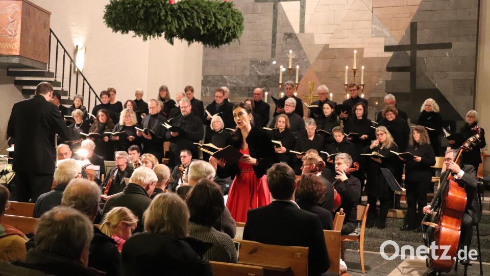 Die Arien der Altistin Nicole Glamsch (stehend) waren besondere Höhepunkte bei der Aufführung von Bachs Weihnachtsoratorium mit der Sulzbacher Kantorei und dem Kammerorchester Novus Bohemia. Bild: cog