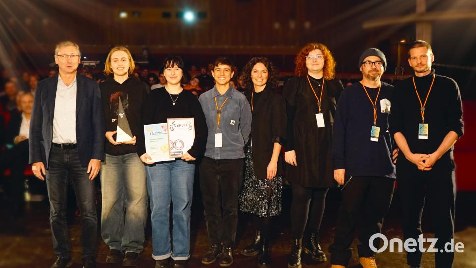 Der Film &quot;Alienation&quot; gewinnt den Jugendfilmpreis Oberpfalz in der Alterskategorie 18 bis 21 Jahre. Die Filmemacher aus Weiden nehmen den Preis von der Jury entgegen. Das Bild zeigt von links Ambergs 3. Bürgermeister Franz Badura, Diana und Sophia Efremkov, BKJFF-Mitglied Nicole Rauch, sowie von der Jury Amrei Keul, Marion Wagner, Christian Kreil, und Christopf Pilsl. Bild: exb/Jessica Reinhardt Mooniverse Studios