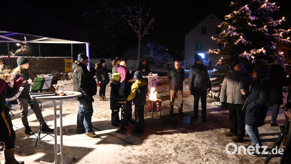 Thomas, Luca und Emil (Mitte) durften auf den Buzzer drücken, um den Christbaum erstrahlen zu lassen. Bild: kki