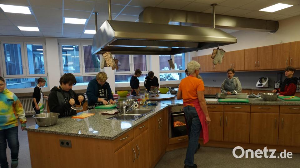 Die Siebtklässler bereiteten ein Thanksgiving-Menü vor. Bild: Mittelschule Mitterteich/exb