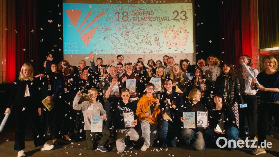 Das sind die Preisträger des 18. Jugendfilmfestivals 2023 bei der Preisverleihung im Ringtheater in Amberg. Bild: exb/Jessica Reinhardt Mooniverse Studios