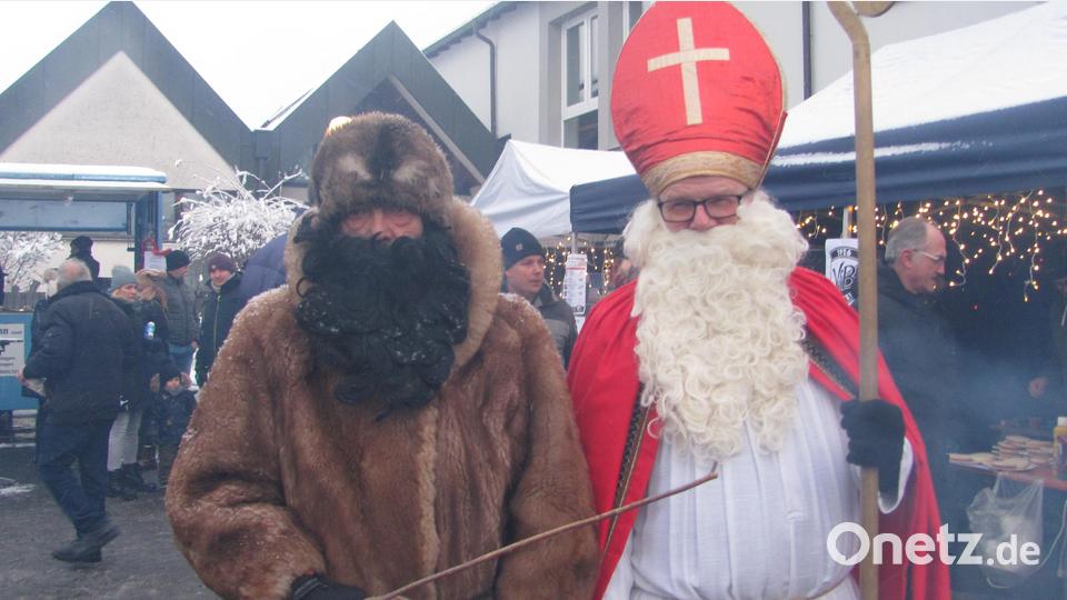 Der Nikolaus der Kolpingsfamilie war mit seinem Knecht Ruprecht unterwegs und beschenkte die Kinder. Bild: sei