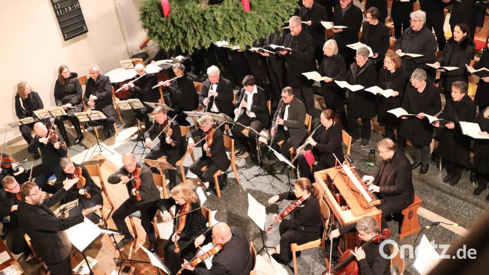 Dekanatskantor KMD Gerd Hennecke (stehend, links unten) verband mit seinem einfühlsamen Dirigat das klangschöne Kammerorchester Novus Bohemia mit der bestens disponierten Sulzbacher Kantorei zu einer wunderschönen Einstimmung auf den Advent. Bild: cog