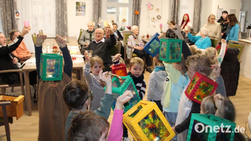 Auch die Bewohner der Tagespflegeeinrichtung in Erbendorf kamen in den Genuss des Martinspiels. Bild: Städtischer Kindergarten Erbendorf/exb
