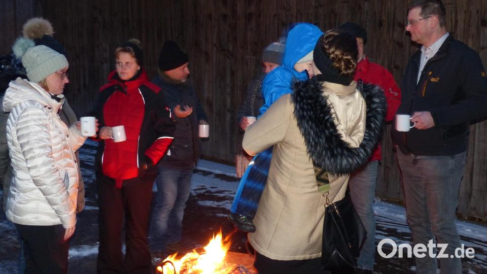 An mehreren Feuerstellen wärmten sich die Besucher auf Bild: hme