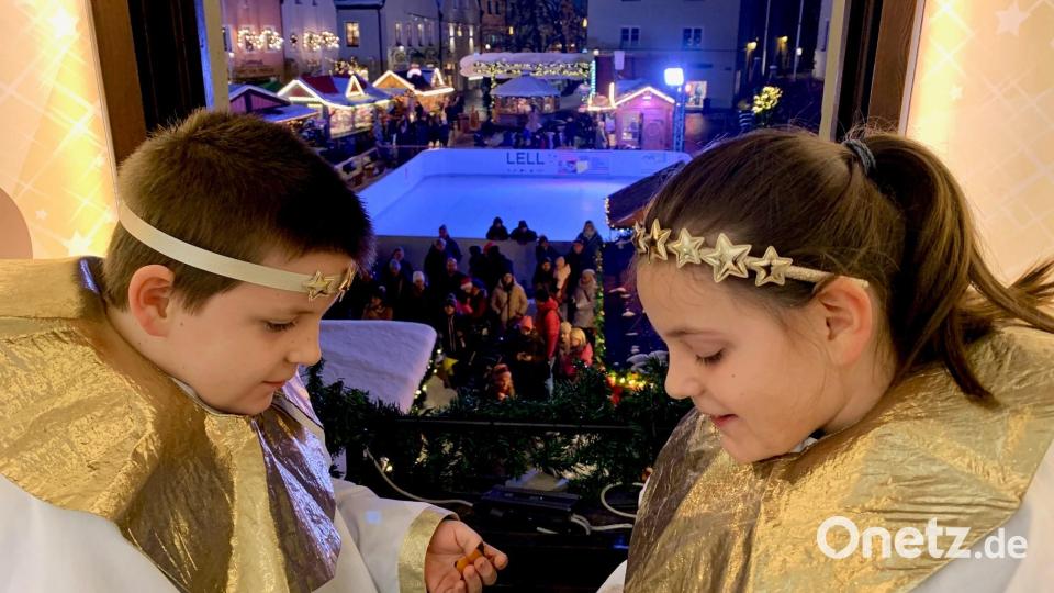 Die zwei Engel begrüßten die Gäste des Christkindlmarktes zusammen mit dem Nikolaus aus dem fünften Adventsfensters des Alten Rathauses. Bild: Gabi Schönberger