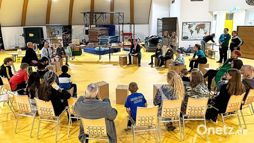Im Rund der Bergsteig-Arena: Stadtrat Klaus Mrasek, Sozialreferentin Susanne Augustin und Jugendamtsleiter Thomas Boss und weitere Stadträte kommen mit der Jugend ins Gespräch, moderiert von Christian Hollweck (Stadtjugendring Amberg). Bild: Peter Ringeisen