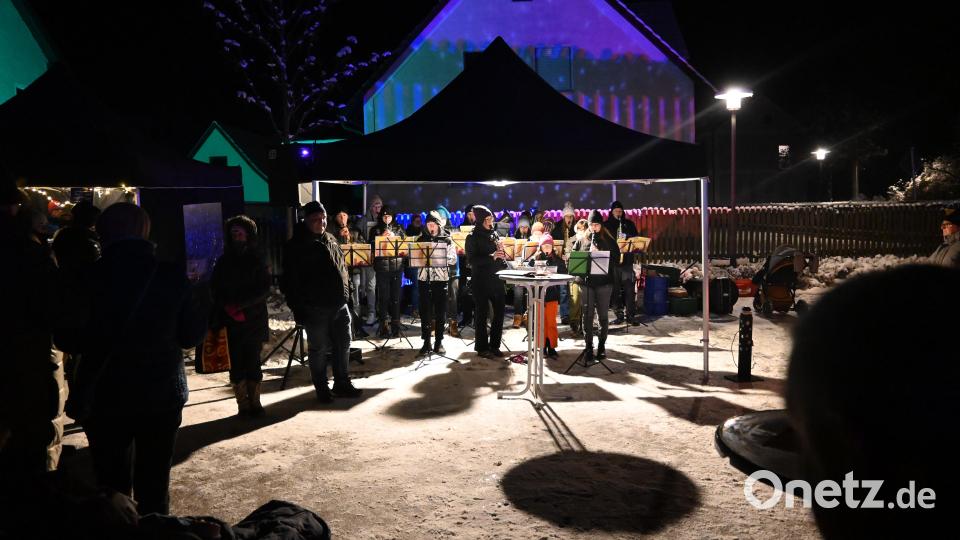 Die Lichteffekte von Markus Bayerl zaubern zusammen mit dem Schnee und den Weihnachtsliedern der &quot;Blech Frösch&quot; ein weihnachtliches Flair auf den Pirker Dorfplatz. Bild: kki