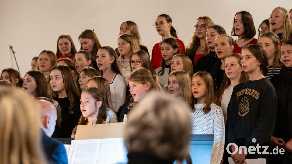 Chorgesang begeisterte die Zuhörer beim Adventskonzert der Dr.-Johanna-Decker-Schulen. Bild: Hendrik Rosenboem/DJDS