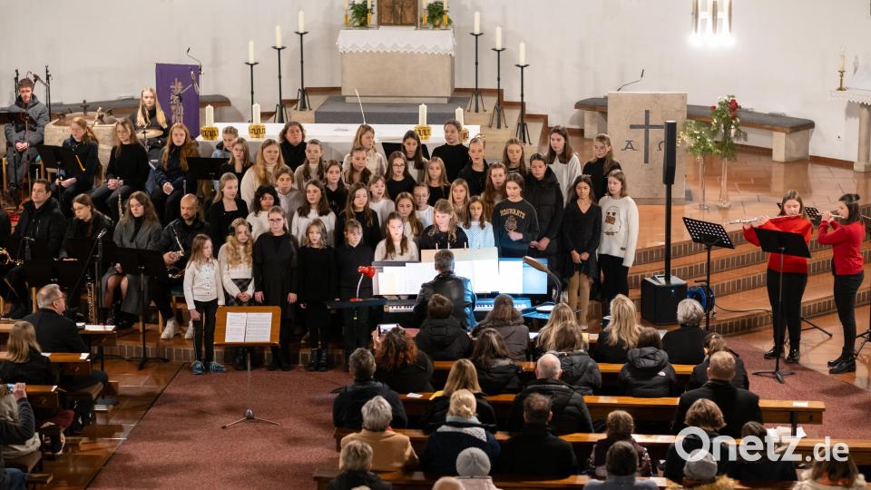 Das Adventskonzert der Dr.-Johanna-Decker-Schulen begeisterte die Zuhörer in der Pfarrkirche St. Konrad in Ammersricht. Bild: Hendrik Rosenboem/DJDS