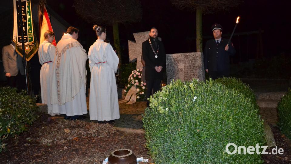 Die Dorfgemeinschaft Heumaden feierte mit einem Gottesdienst das Patrozinium ihrer Kapelle St. Leonhard und gedachte auch der Opfer der beiden Weltkriege am Kriegerdenkmal sowie an die Schrecken der Kriege von heute. Bürgermeister Armin Bulenda sprach zum Volkstrauertag. Bild: gi