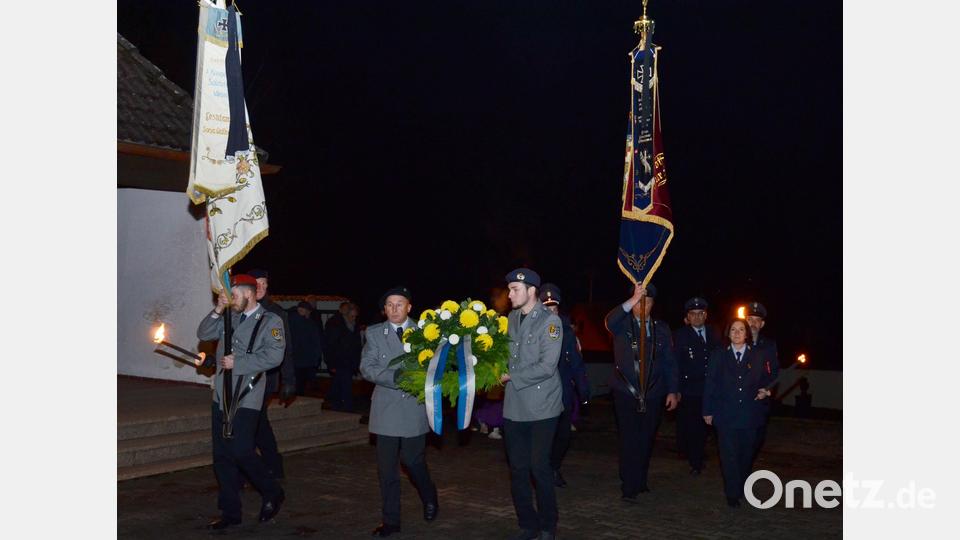Die Vereine und Fahnenabordnungen, sowie die Vertreter der Kommune und etliche Pfarrangehörige begleiteten die Kranzträger zum Kriegerdenkmal auf dem Friedhofsgelände. Bild: dob