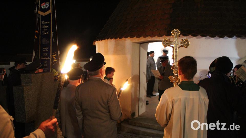 Im Eingang des Karner hält Josef Mutzbauer seine Gedenkansprache vor den anwesenden Fahnenabordnungen und der Bevölkerung in Rottendorf. Bild: Birgit Altmann/exb
