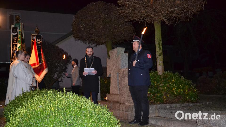 Die Dorfgemeinschaft Heumaden feierte mit einem Gottesdienst das Patrozinium der Kapelle St. Leonhard und gedachte auch der Opfer der beiden Weltkriege am Kriegerdenkmal. Bürgermeister Armin Bulenda sprach zum Volkstrauertag. Bild: gi