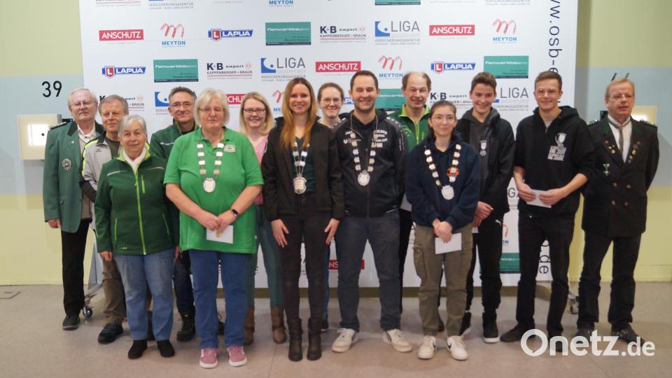 Die neuen Hoheiten des Schützengau Nabburg (mit Königsketten, von links) sind Auflageschützenkönigin Ulrike Geiger, Gauschützenliesl Johanna Manner, Gauschützenkönig Matthias Reis sowie Gaujugendschützenkönigin Marleen Vracun. Bild: Schlosser/exb