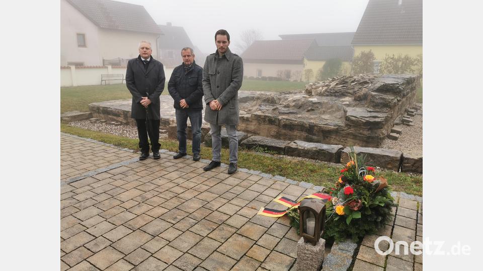 Erster und Dritter Bürgermeister mit MGR bei der Kranzniederlegung. Bild: hzi