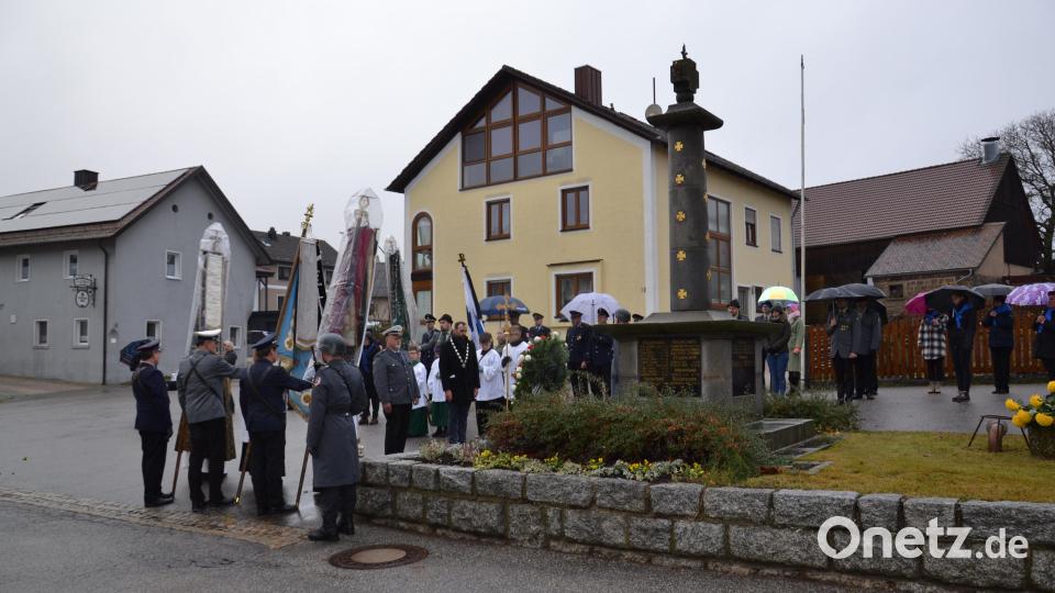 Bürgermeister Armin Bulenda, Wolfgang Piehler sowie Pfarrer Udo Klösel erinnern mit den Soldaten aus Oberviechtach an das Leid und die Opfer der beiden Weltkriege. Bild: gi