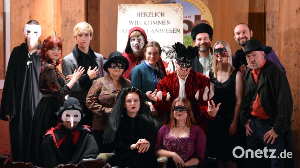 Dinner mit Killer: Beim Stück „Das Geheimnis der Blutgräfin“ sind gleich fünf ehemalige und aktuelle Bufdis zu sehen: Paul Nürnberger (ganz links), Ingrid Schramm (stehend Zweite von links), Daniel Adler (stehend Dritter von links), Freya Fehse (sitzend Mitte) und Charlotte Bielefeldt (sitzend ganz rechts). Bild: A. Jacob/exb