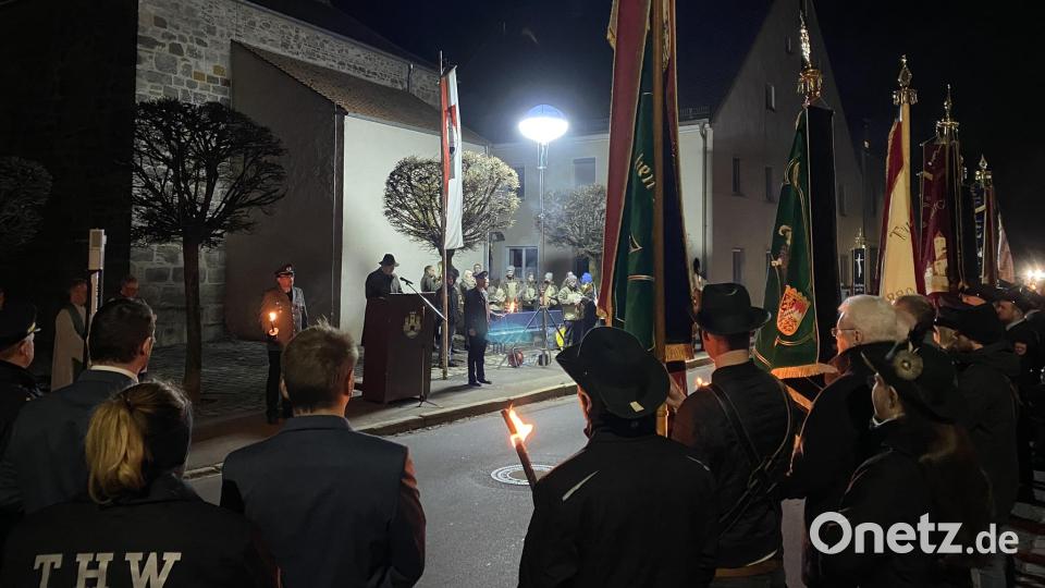 Nach dem Gottesdienst anlässlich des Volkstrauertages führte der Trauermarsch zur gemeinsamen Gedenkfeier vor der Nikolauskirche, in der sich das Kriegerdenkmal der Stadt Nabburg befindet. Bild: aub