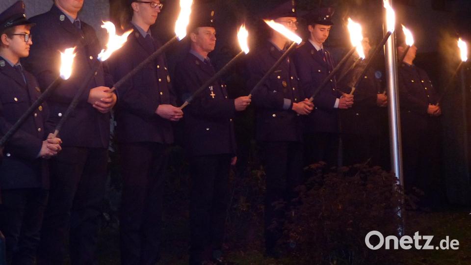 Die Aktiven der Freiwilligen Feuerwehr standen mit Fackeln Spalier. Bild: lgc