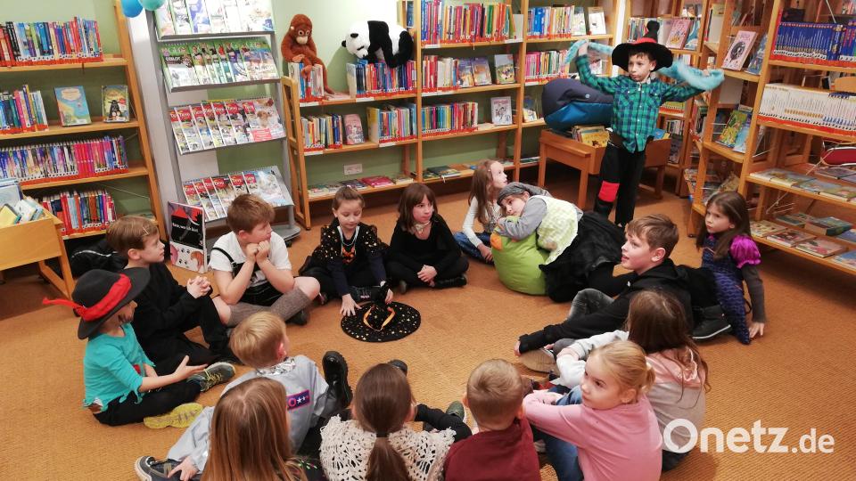 Die Mädchen und Buben durften verkleidet zur Party in die Stadtbücherei kommen. Bild: Stadtbücherei Waldsassen/exb