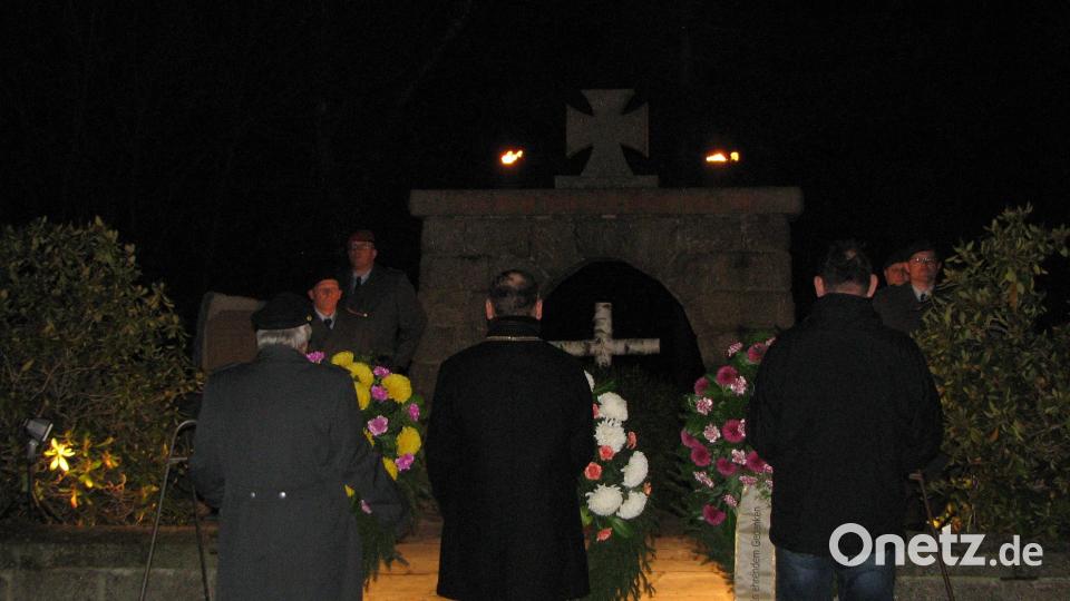 Zum Gedenken der gefallenen Soldaten aus den beiden Weltkriegen legen Erhard Neubauer, Bürgermeister Richard Kammerer, und VdK-Vertreter Gerhard Hamm vor dem Kriegerdenkmal Kränze nieder. Bild: knh
