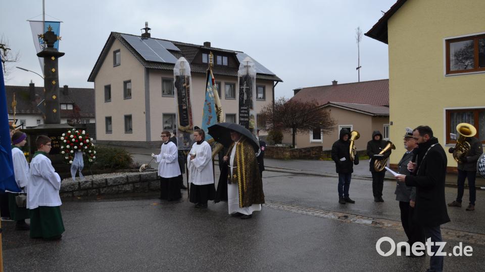 Pfarrer Udo Klösel, Bürgermeister Armin Bulenda sowie Wolfgang Piehler erinnerten mit den Soldaten aus Oberviechtach an das Leid und die Opfer in den beiden Weltkriegen. Bild: gi