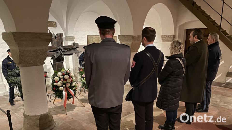 Mit einer Kranzniederlegung am Mahnmal gedachte man gemeinsam der Kriegsopfer. Bild: aub