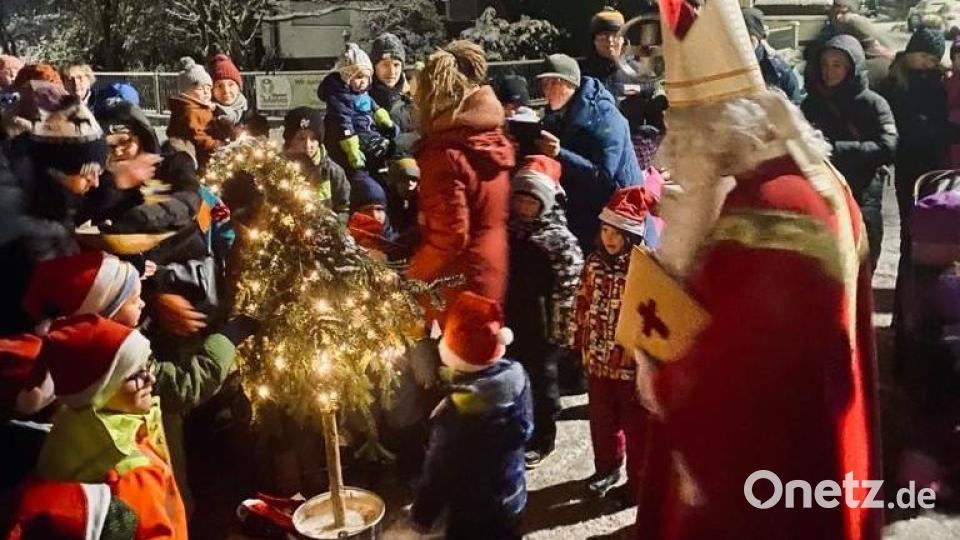 Der Nikolaus belohnt die Kleinen mit Geschenken, hatten viele von ihnen doch im Vorfeld fleißig für die gute Tat gebastelt. Bild: grm
